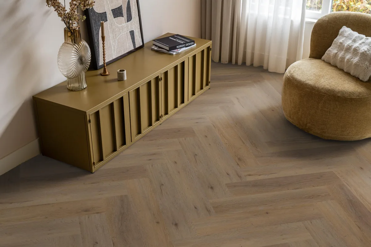 Leyton / Vivero Natural oak, visgraat klik pvc in een woonkamer, met een okergeel dressoir en een ronde fauteuil