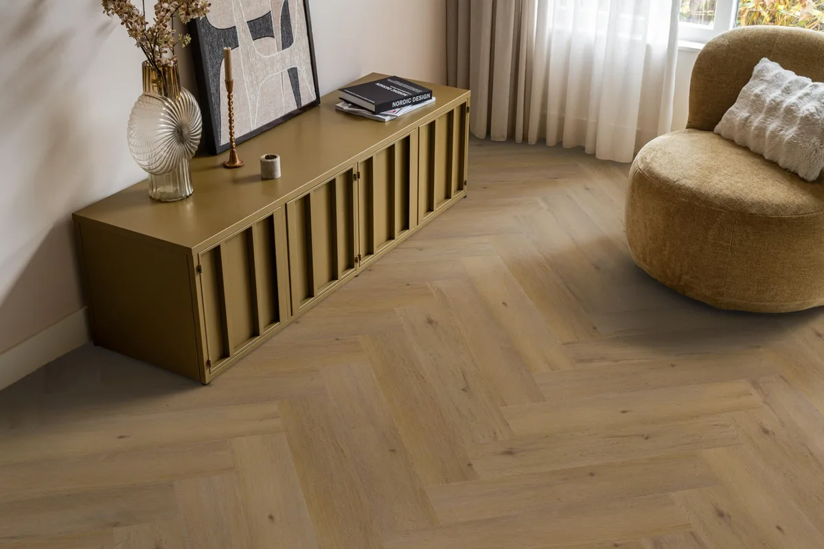 Leyton / Vivero Dark oak, visgraat klik pvc in een woonkamer, met een okergeel dressoir en een ronde fauteuil