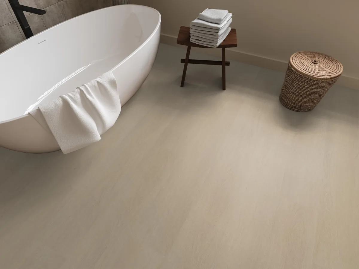 Fulham / Estino beige, plak pvc in een badkamer, met een vrijstaand bad en een rieten wasmand