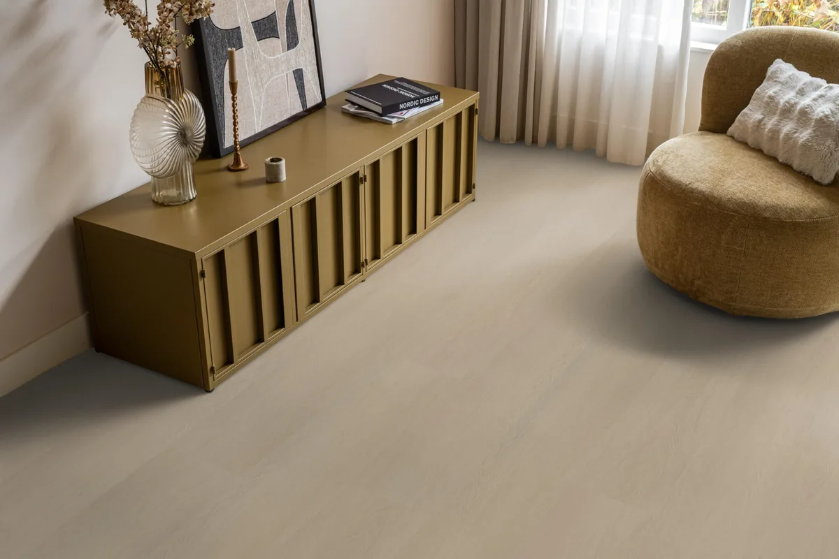 Fulham / Estino beige, plak pvc in een woonkamer, met een okergeel dressoir en een ronde fauteuil