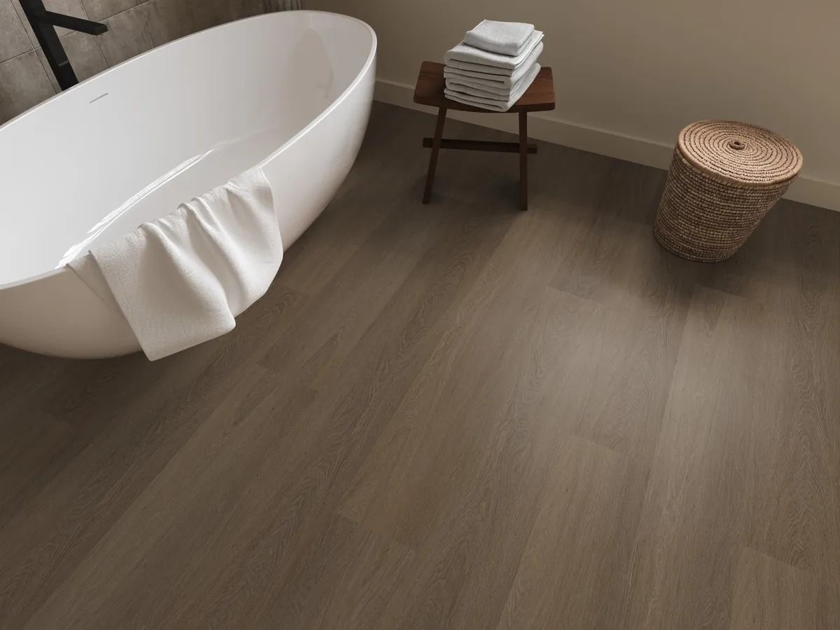 Fulham / Estino brown, plak pvc in een badkamer, met een vrijstaand bad en een rieten wasmand