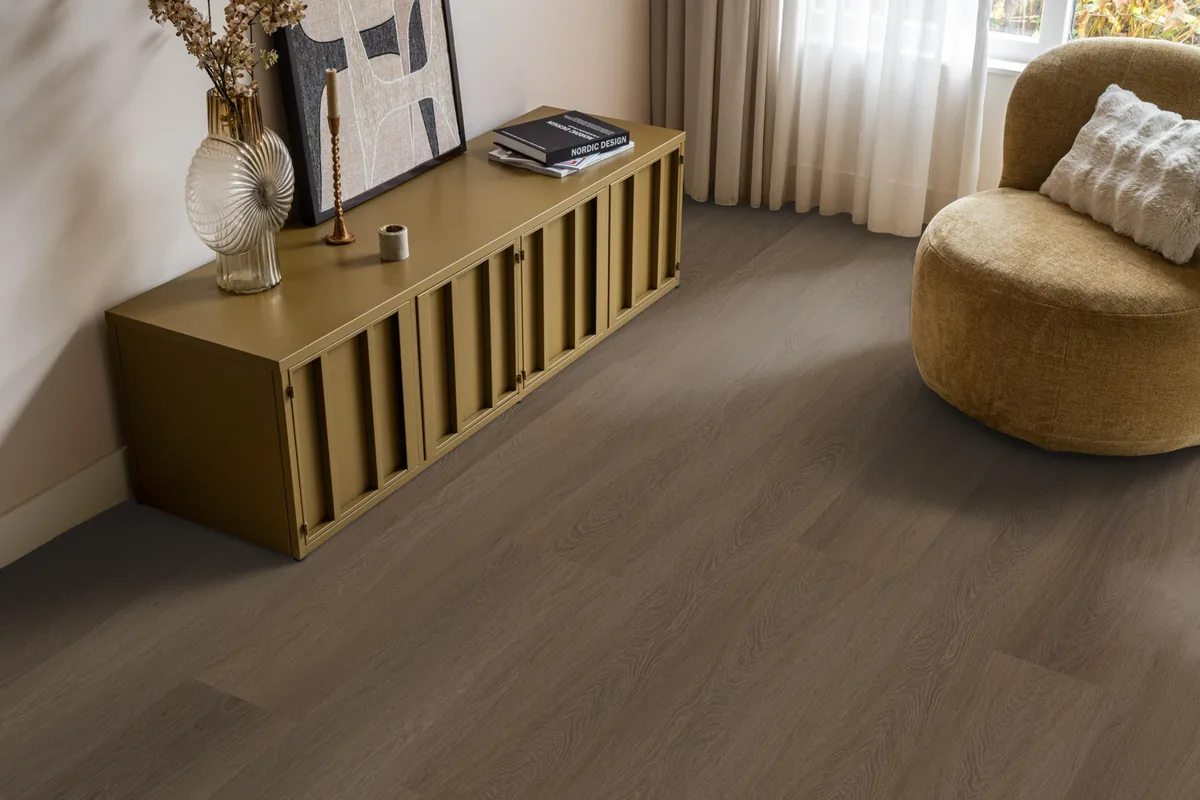 Fulham / Estino brown, plak pvc in een woonkamer, met een okergeel dressoir en een ronde fauteuil