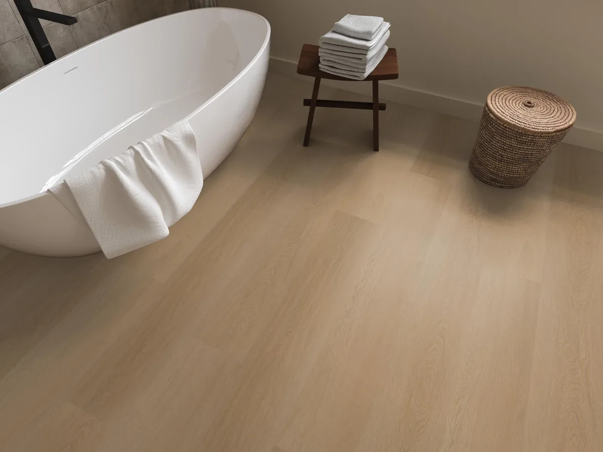 Fulham / Estino dark oak, klik pvc in een badkamer, met een vrijstaand bad en een rieten wasmand