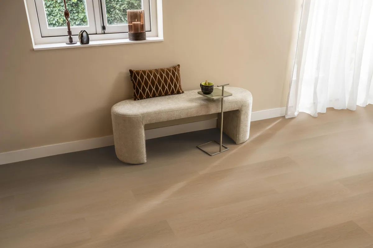 Fulham / Estino dark oak, klik pvc in een hal, met een bankje onder het raam en zonlicht over de vloer