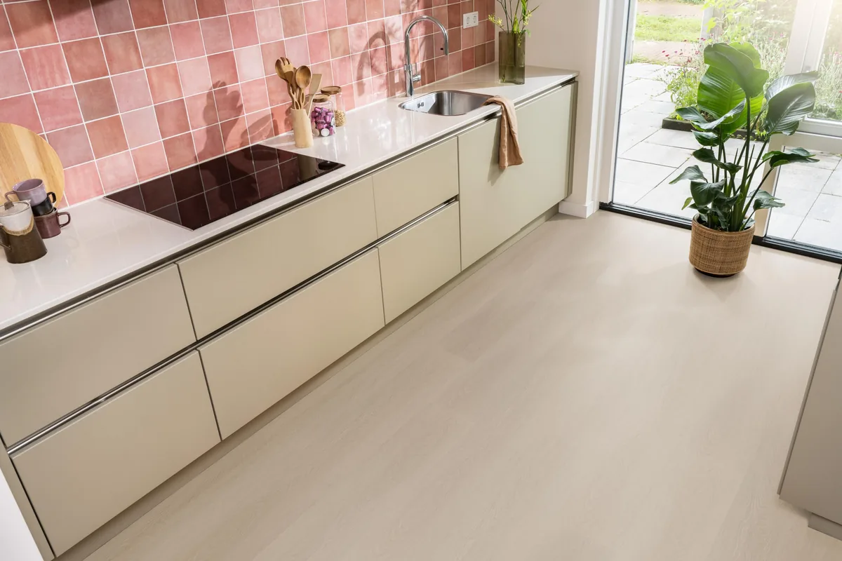 Fulham / Estino smoky, klik pvc in een keuken met een roze tegelwand en openslaande tuindeuren