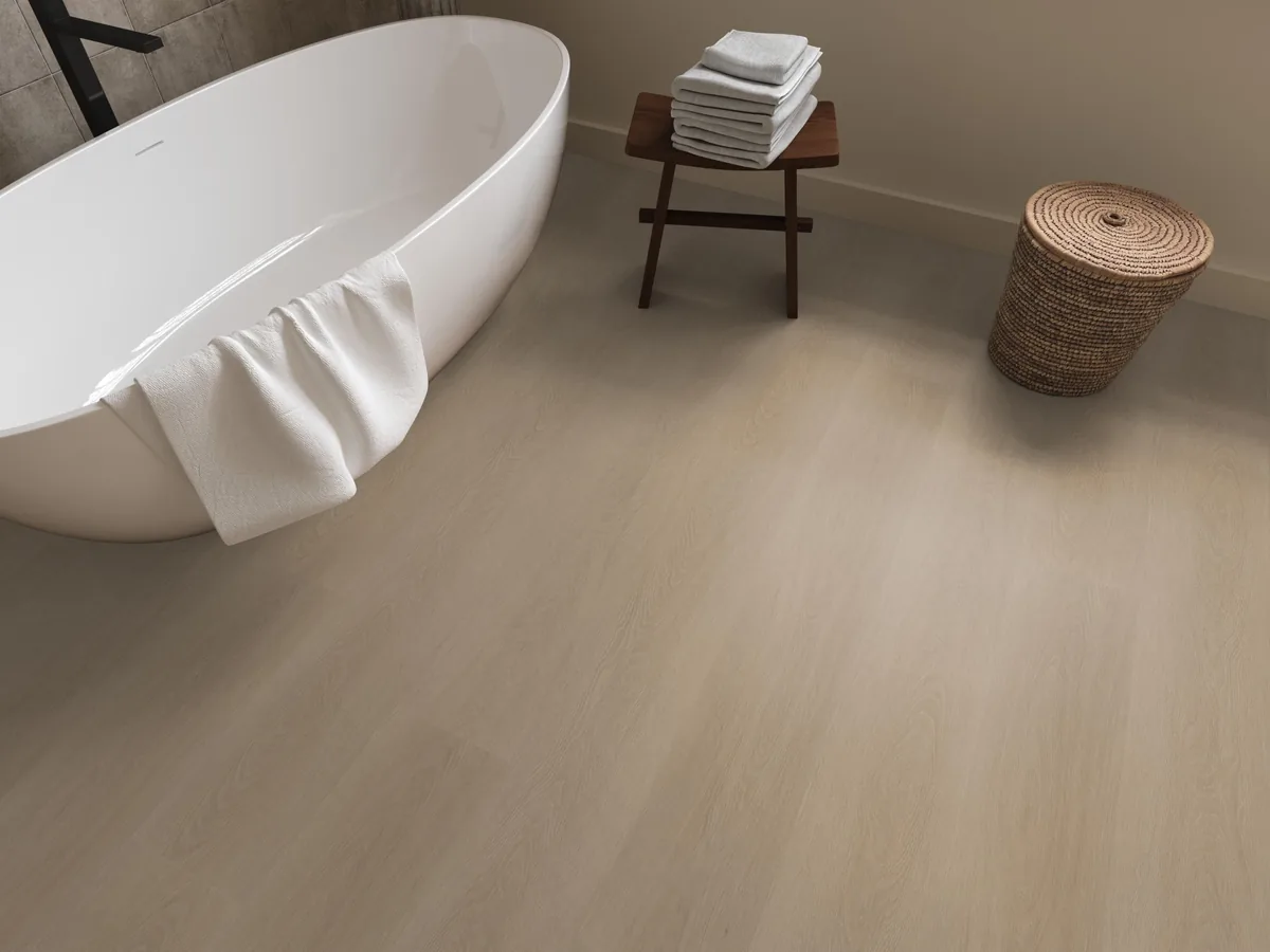 Fulham / Estino smoky, klik pvc in een badkamer, met een vrijstaand bad en een rieten wasmand