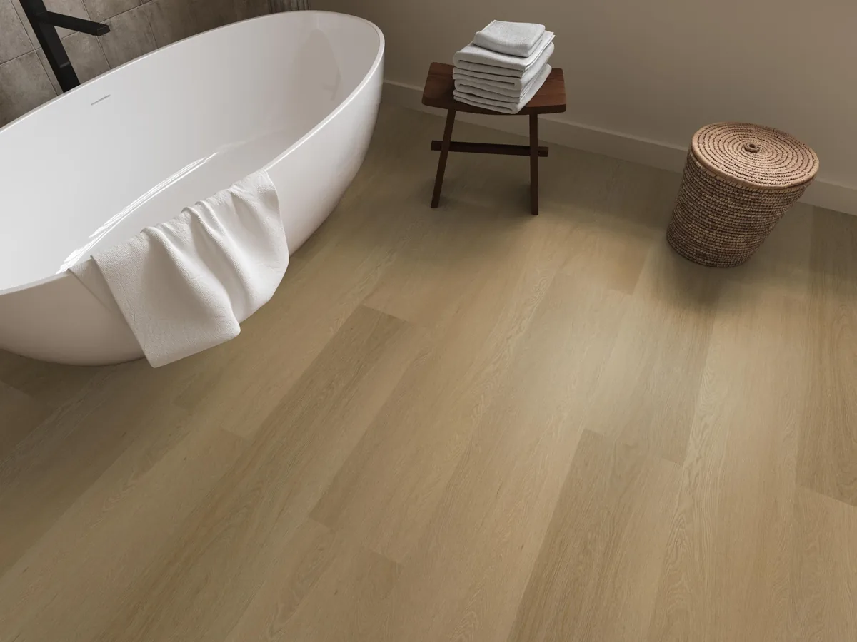 Fulham / Estino warm oak, klik pvc in een badkamer, met een vrijstaand bad en een rieten wasmand