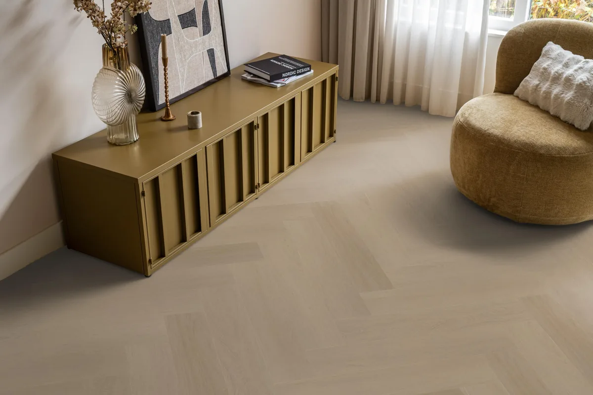 Fulham / Estino smoky, visgraat plak pvc in een woonkamer, met een okergeel dressoir en een ronde fauteuil