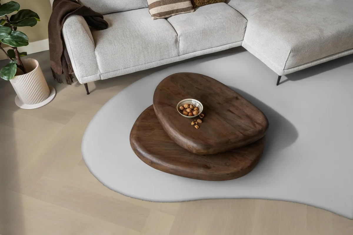 Fulham / Estino beige, visgraat plak pvc in een woonkamer, met een lichte hoekbank en een wit vloerkleed