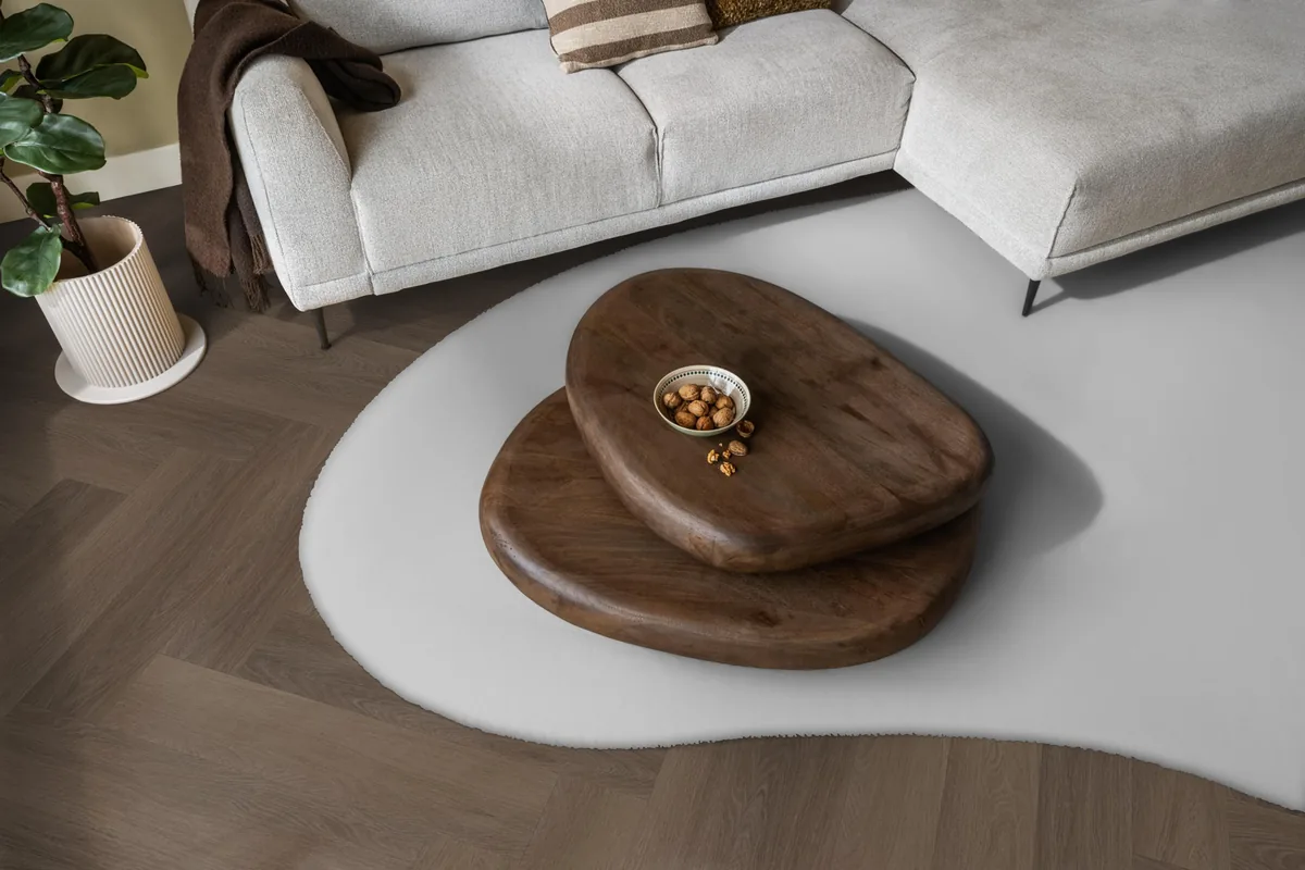 Fulham / Estino brown, visgraat plak pvc in een woonkamer, met een lichte hoekbank en een wit vloerkleed