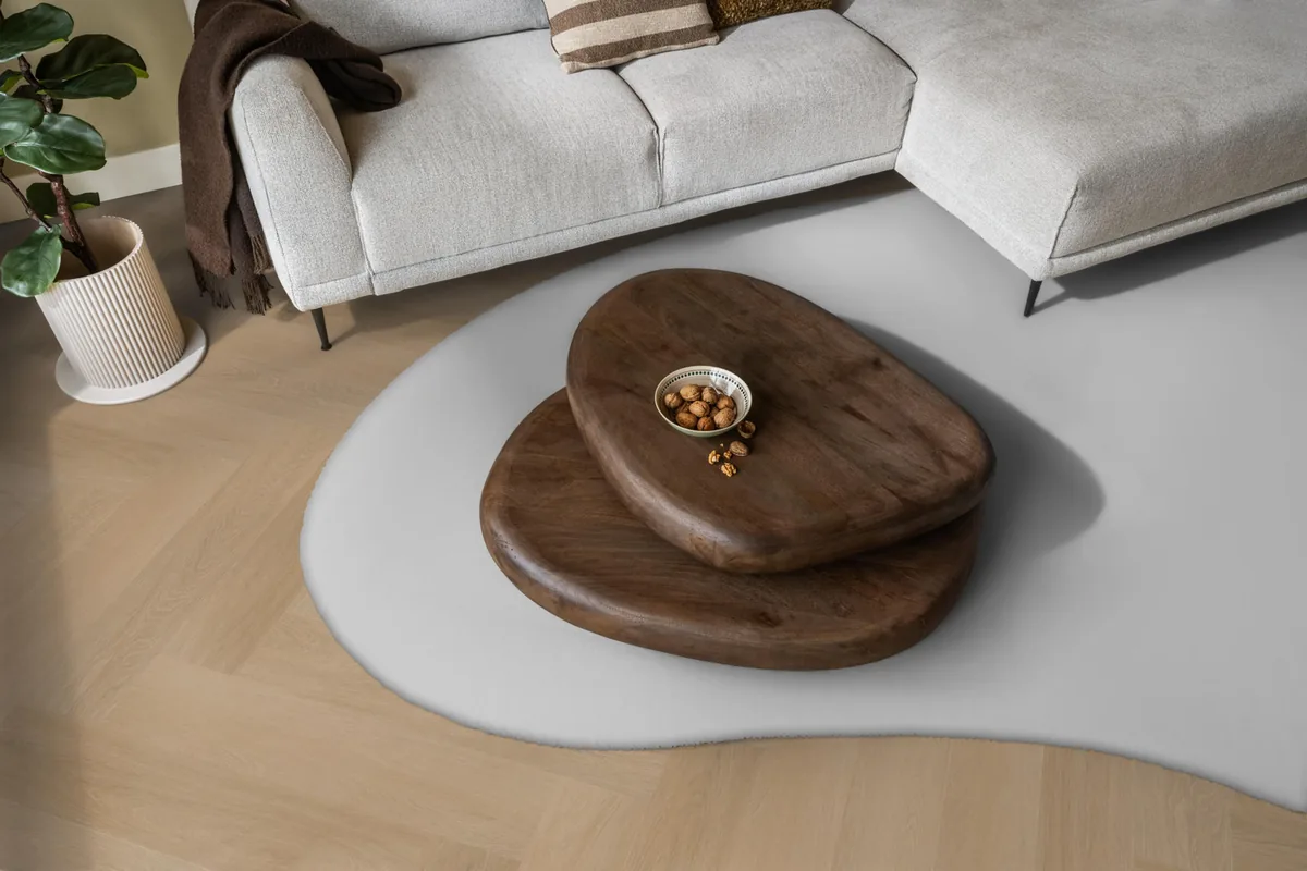 Fulham / Estino Natural oak, visgraat klik pvc in een woonkamer, met een lichte hoekbank en een wit vloerkleed