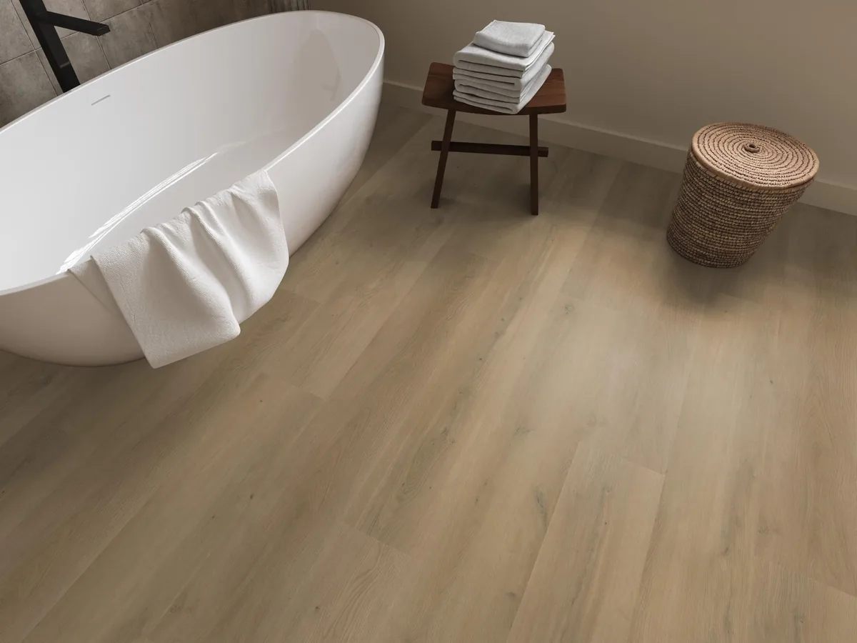 Greenwich / Espero warm oak, plak pvc in een badkamer, met een vrijstaand bad en een rieten wasmand