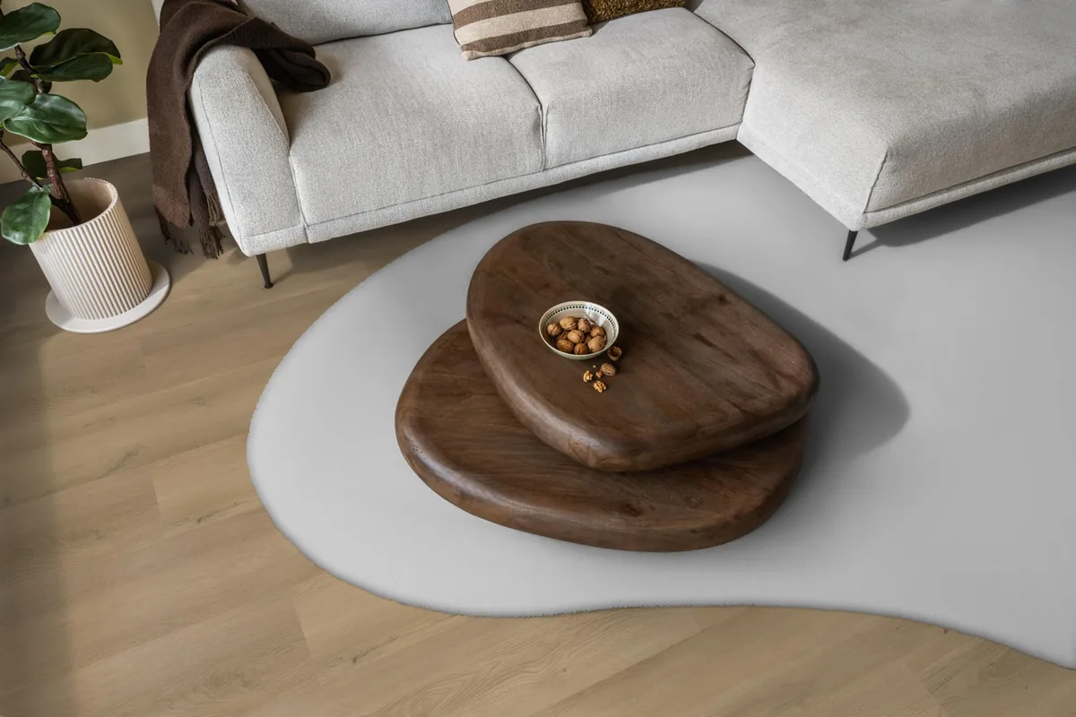 Greenwich / Espero warm oak, plak pvc in een woonkamer, met een lichte hoekbank en een wit vloerkleed