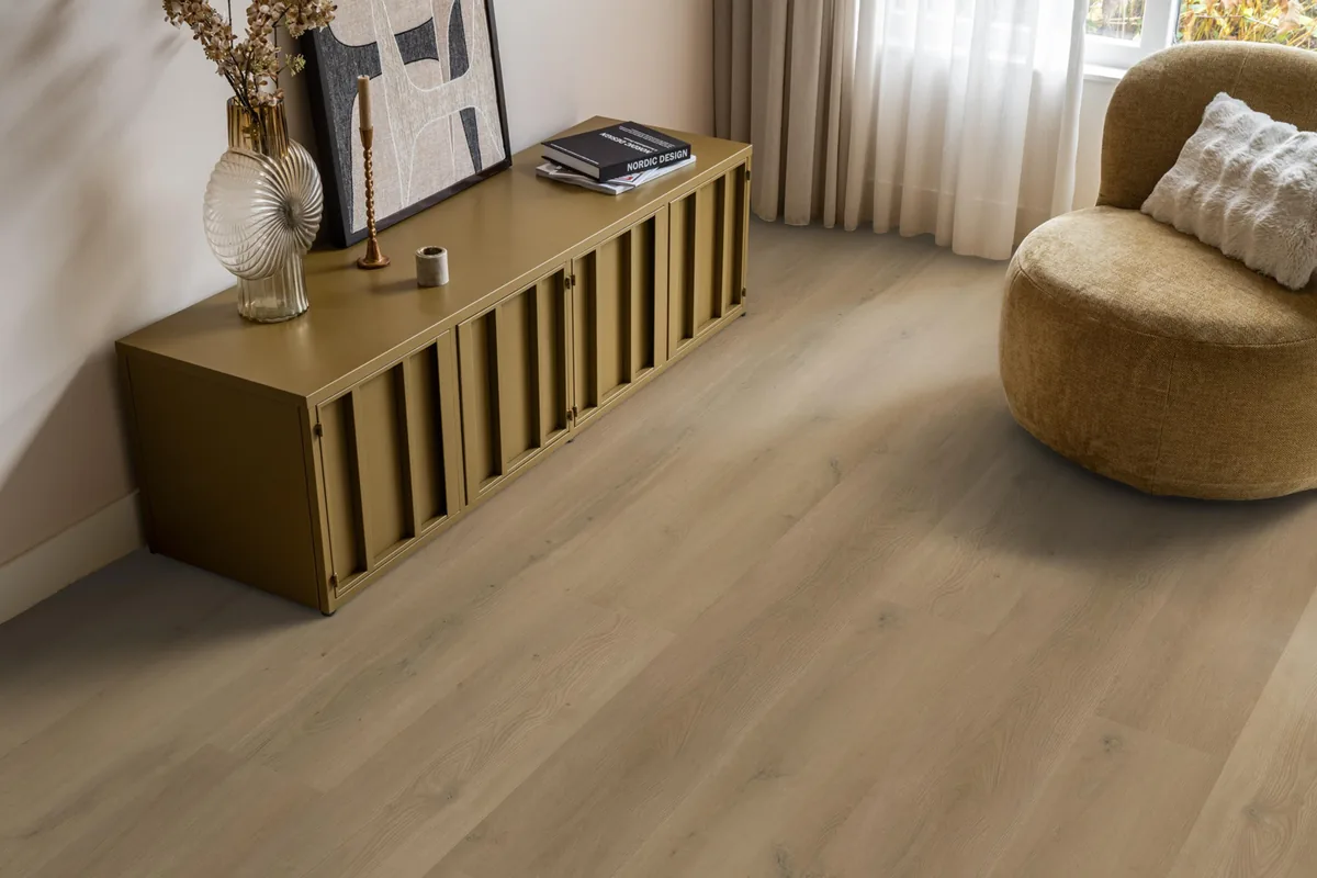 Greenwich / Espero warm oak, plak pvc in een woonkamer, met een okergeel dressoir en een ronde fauteuil