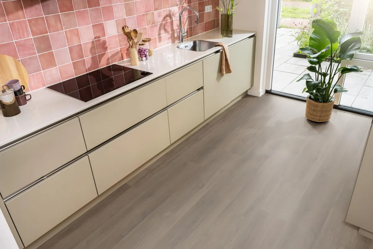 Greenwich / Espero warm brown, plak pvc in een keuken met een roze tegelwand en openslaande tuindeuren
