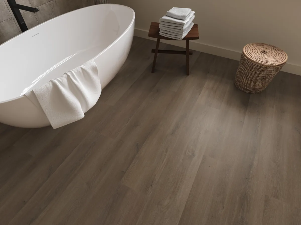 Greenwich / Espero warm brown, plak pvc in een badkamer, met een vrijstaand bad en een rieten wasmand