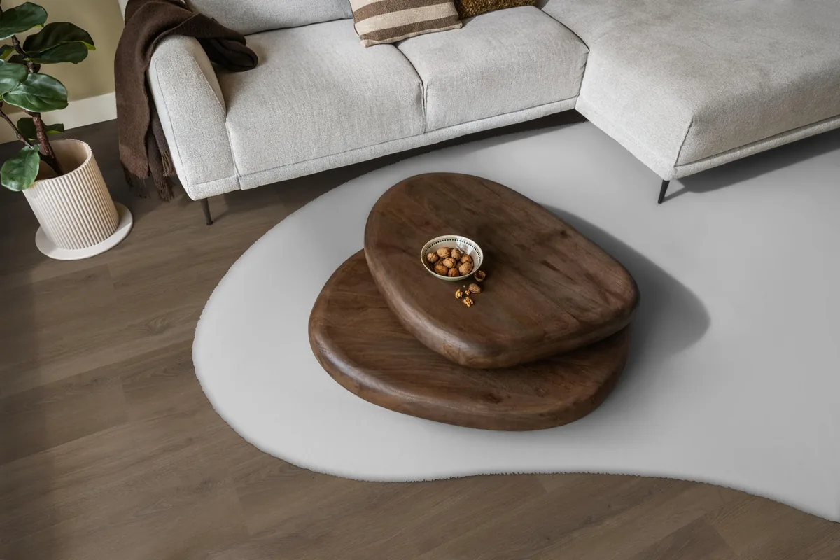 Greenwich / Espero warm brown, plak pvc in een woonkamer, met een lichte hoekbank en een wit vloerkleed