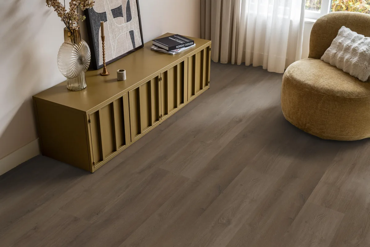 Greenwich / Espero warm brown, plak pvc in een woonkamer, met een okergeel dressoir en een ronde fauteuil