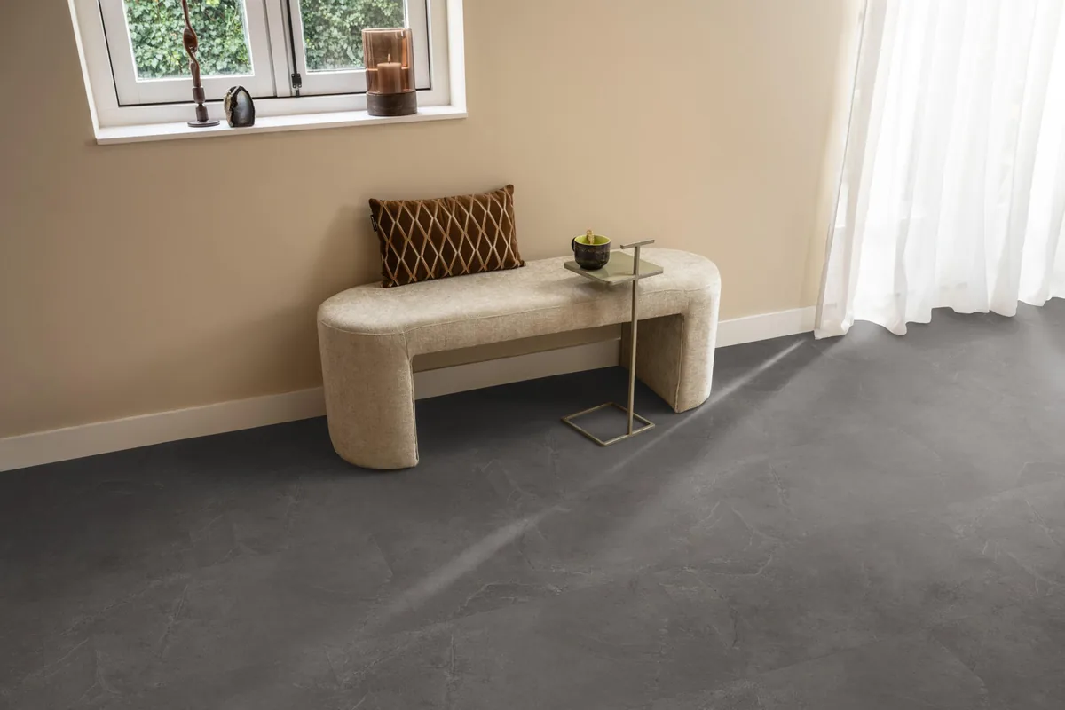 Stanmore / Noveno dark grey, plak pvc in een hal, met een bankje onder het raam en zonlicht over de vloer