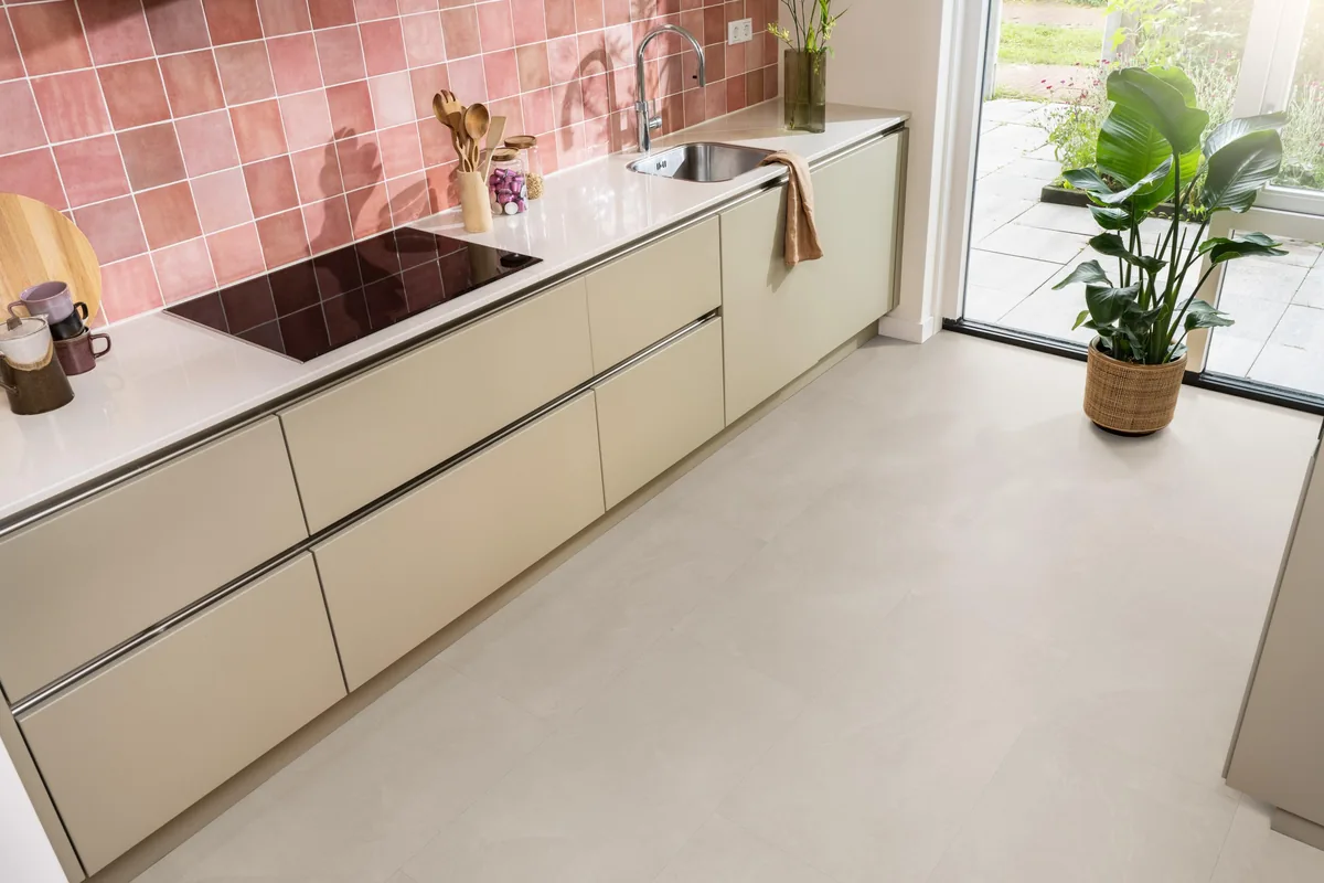 Stanmore / Noveno warm beige, plak pvc in een keuken met een roze tegelwand en openslaande tuindeuren