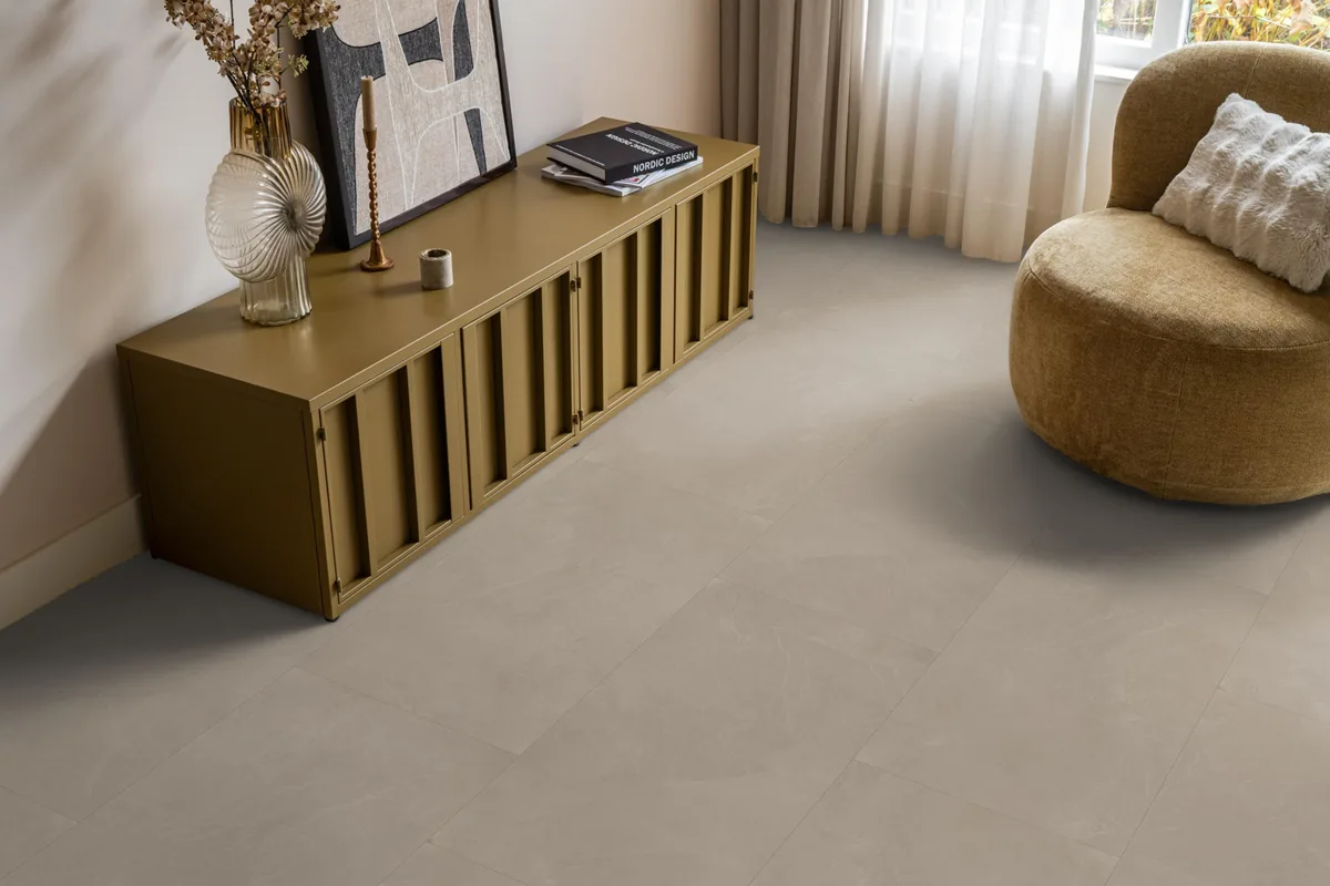 Stanmore / Noveno warm beige, plak pvc in een woonkamer, met een okergeel dressoir en een ronde fauteuil