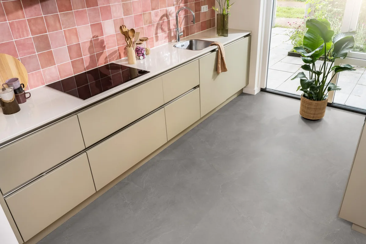 Stanmore / Noveno dark grey, plak pvc in een keuken met een roze tegelwand en openslaande tuindeuren