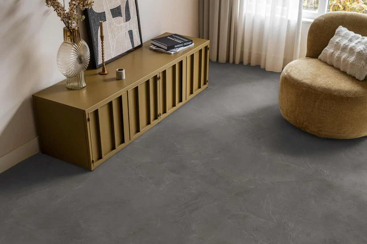 Stanmore / Noveno dark grey, plak pvc in een woonkamer, met een okergeel dressoir en een ronde fauteuil
