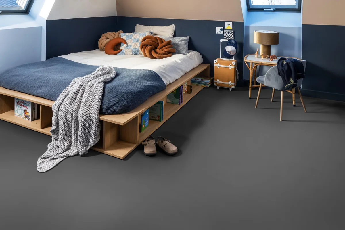 Stanmore / Noveno warm beige, plak pvc in een slaapkamer onder een schuin dak, met een houten bedombouw en sloffen ervoor