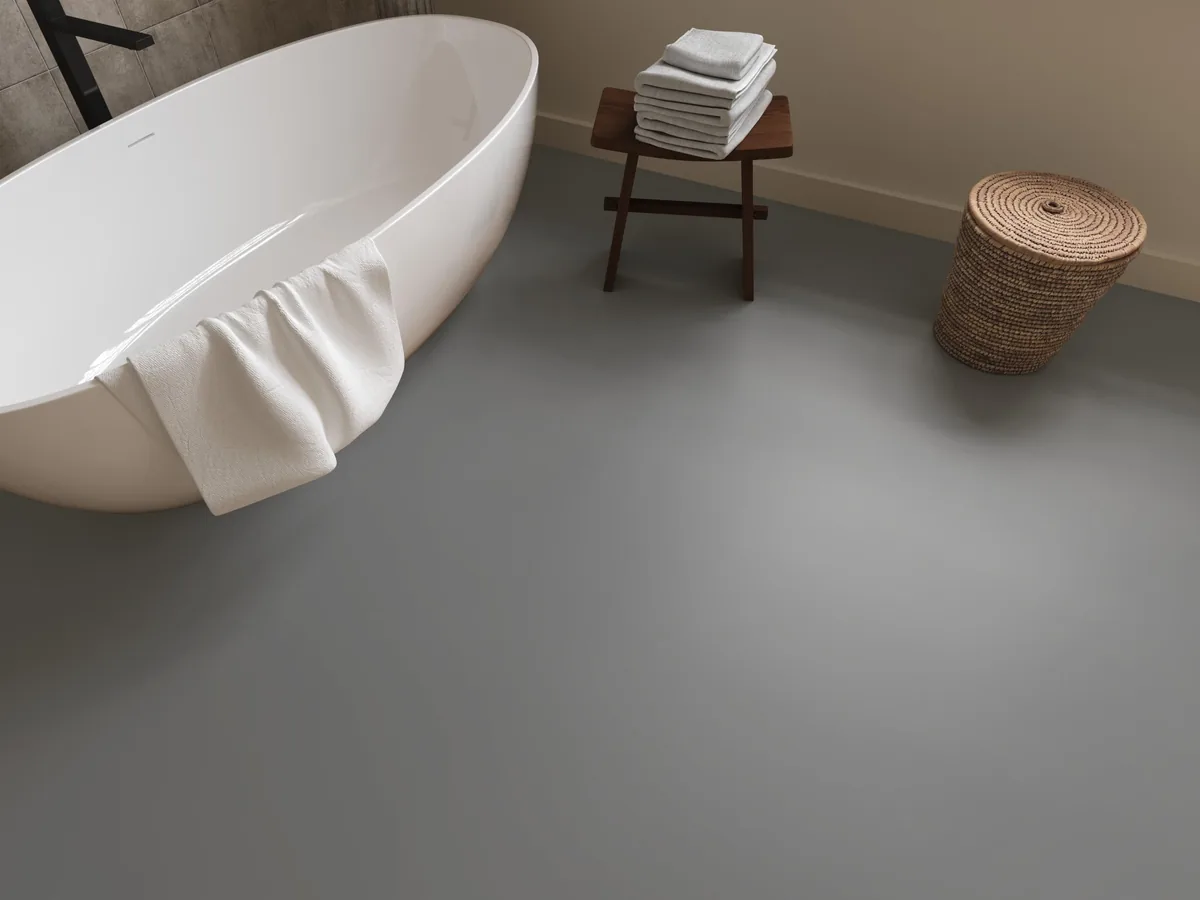 Stanmore / Noveno warm beige, plak pvc in een badkamer, met een vrijstaand bad en een rieten wasmand