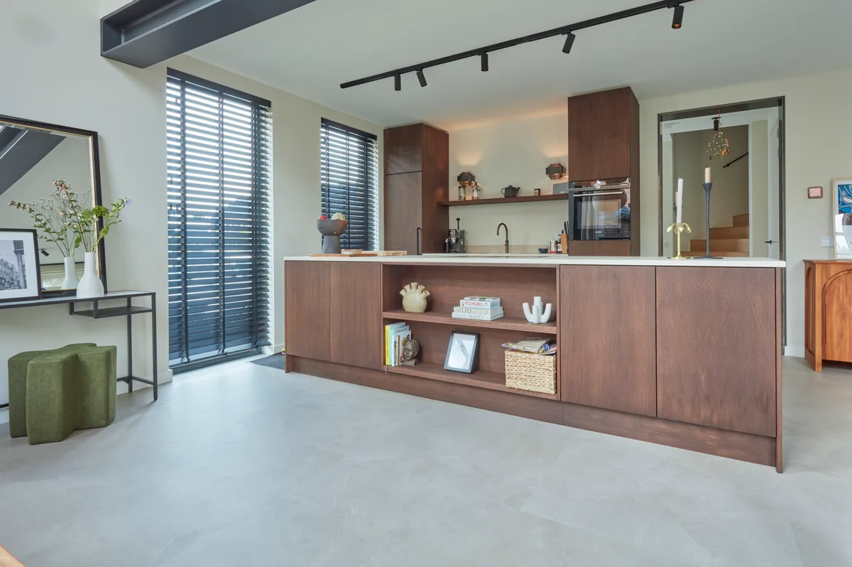 Stanmore / Noveno warm beige, plak pvc in een woonkamer, met een witte kastenwand en een lichte poef