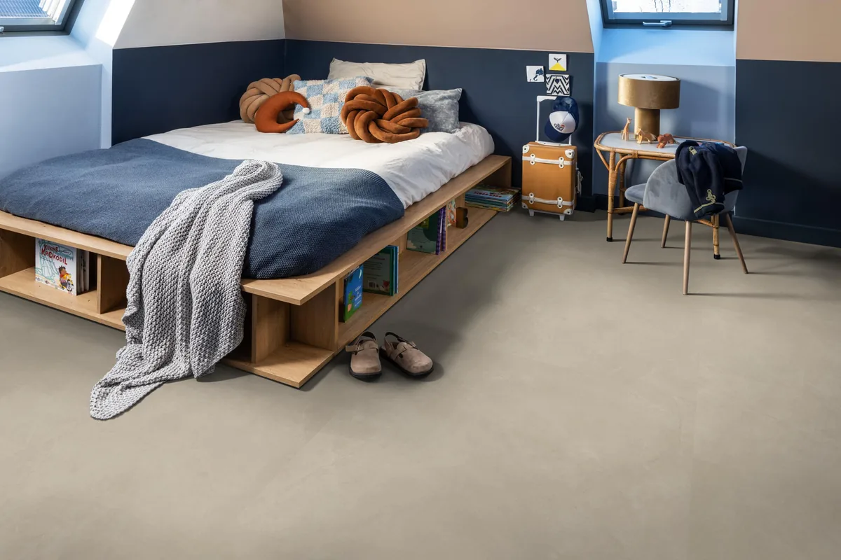 Stanmore / Noveno beige, plak pvc in een slaapkamer onder een schuin dak, met een houten bedombouw en sloffen ervoor