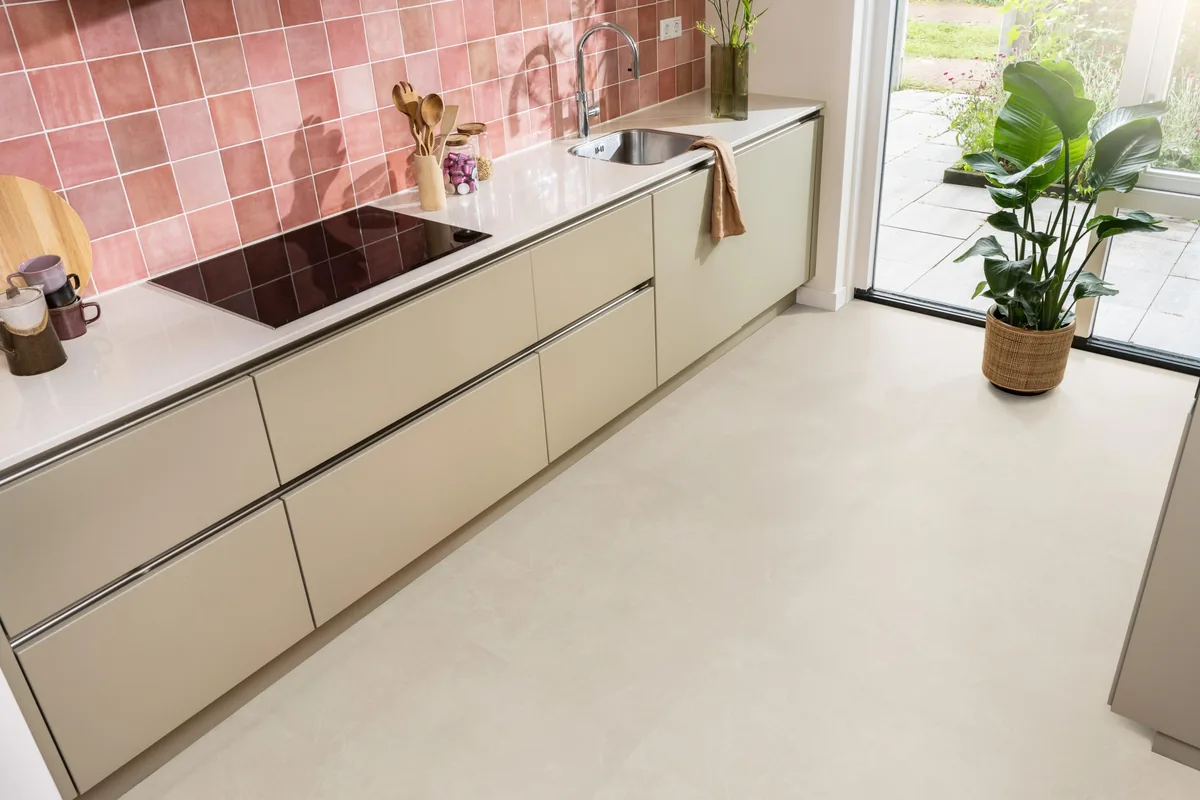 Stanmore / Noveno beige, plak pvc in een keuken met een roze tegelwand en openslaande tuindeuren
