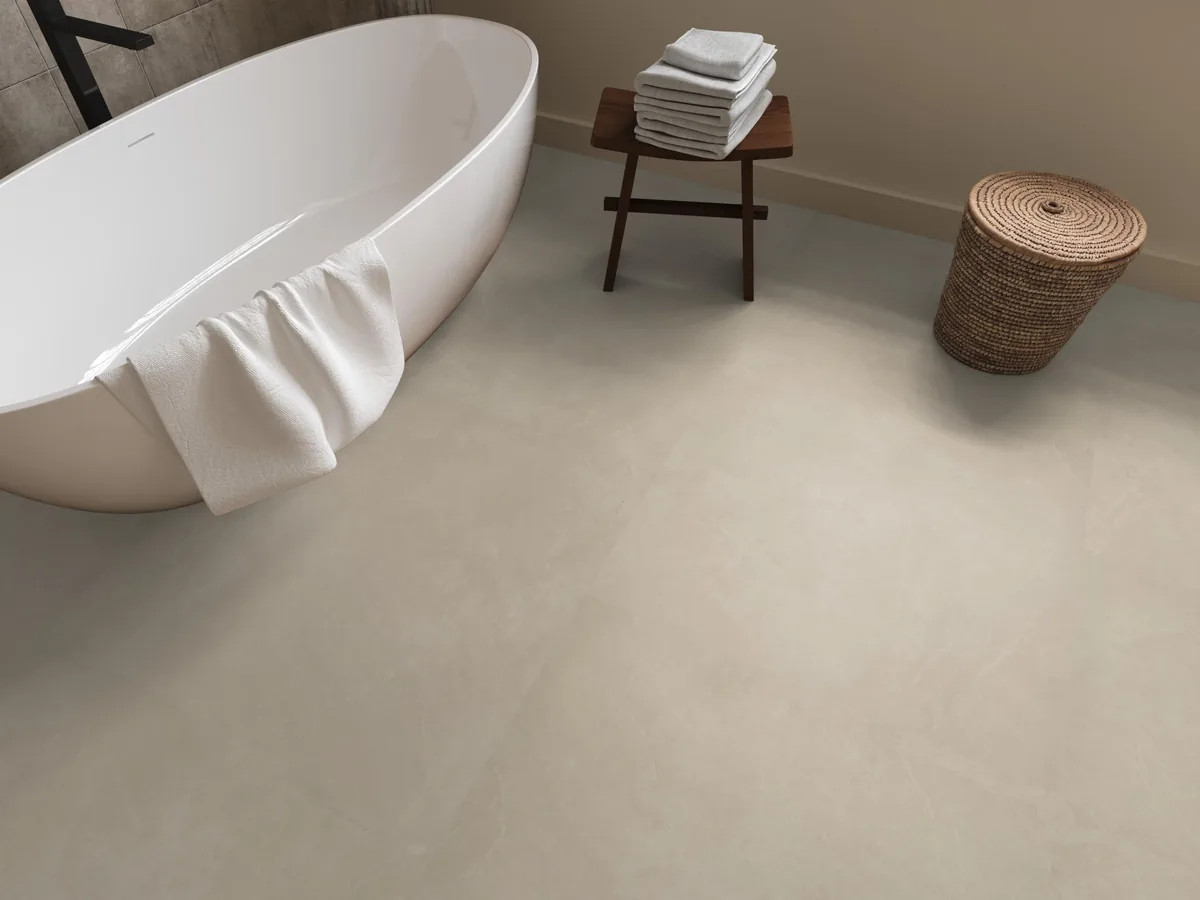 Stanmore / Noveno beige, plak pvc in een badkamer, met een vrijstaand bad en een rieten wasmand