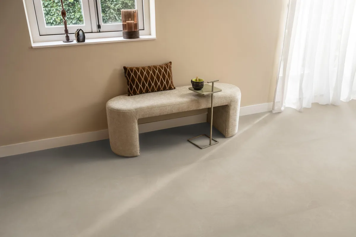 Stanmore / Noveno beige, plak pvc in een hal, met een bankje onder het raam en zonlicht over de vloer