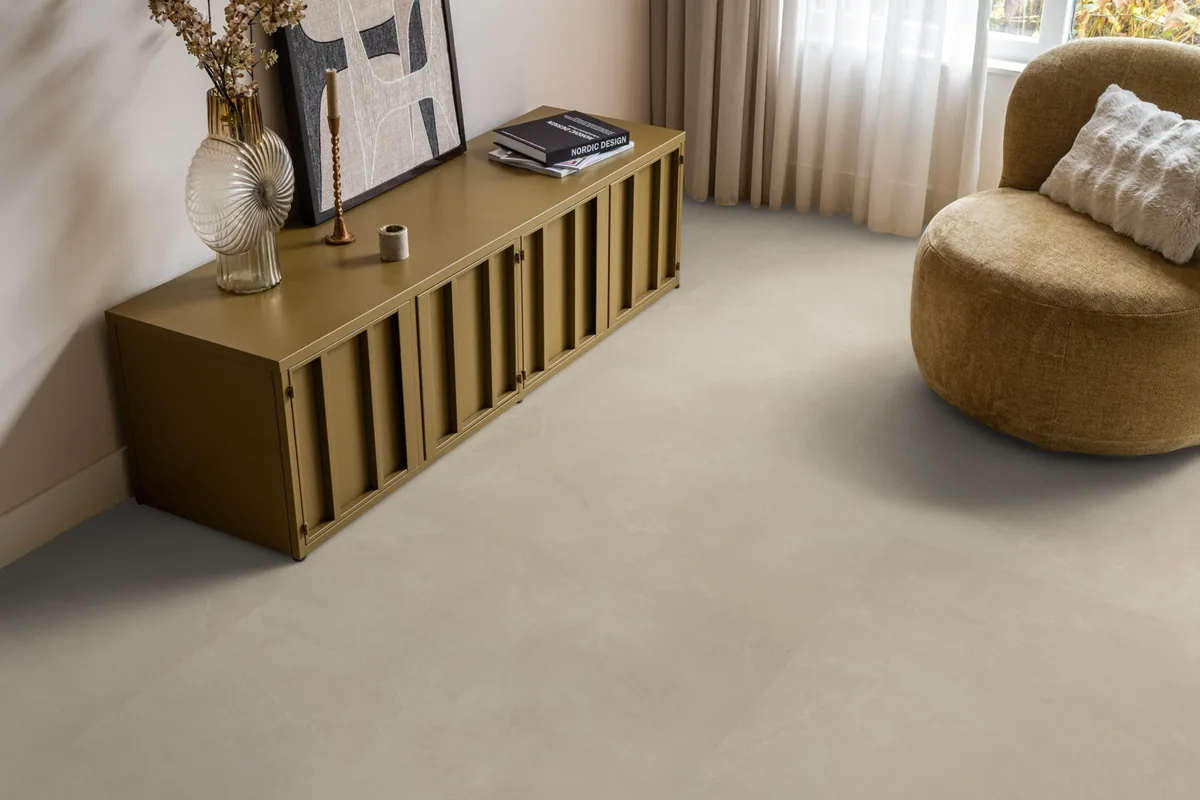 Stanmore / Noveno beige, plak pvc in een woonkamer, met een okergeel dressoir en een ronde fauteuil