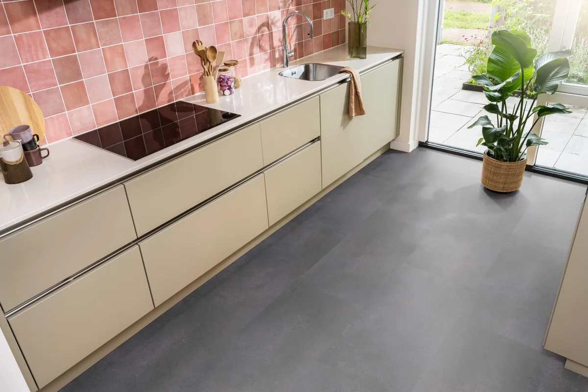 Southwark / Sarino anthracite, plak pvc in een keuken met een roze tegelwand en openslaande tuindeuren
