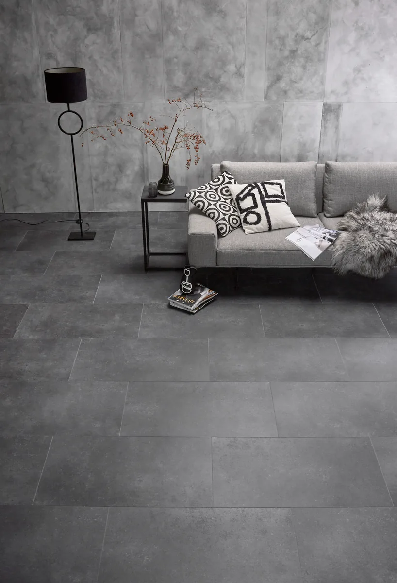 Southwark / Sarino anthracite, plak pvc in een woonkamer, met een witte kastenwand en een lichte poef