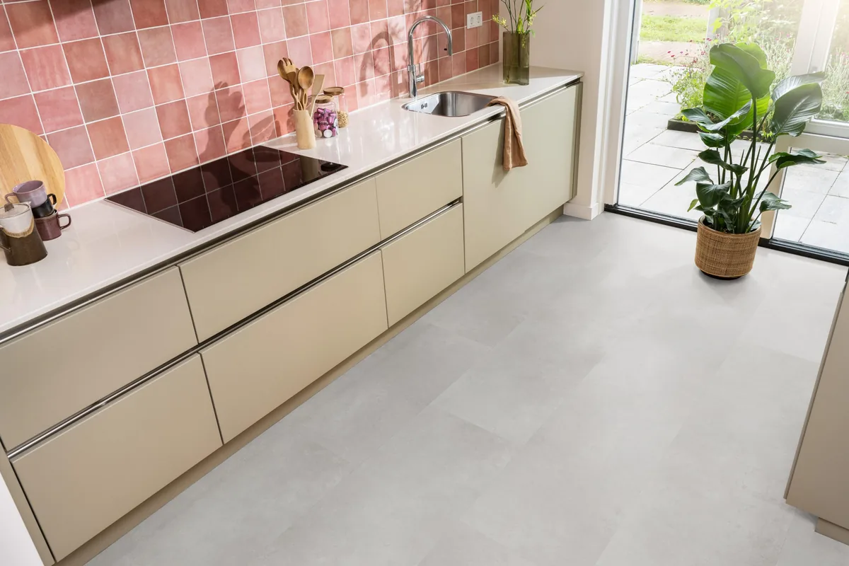 Southwark / Sarino grey, plak pvc in een keuken met een roze tegelwand en openslaande tuindeuren