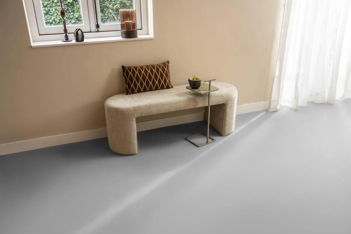 Southwark / Sarino light grey, plak pvc in een hal, met een bankje onder het raam en zonlicht over de vloer
