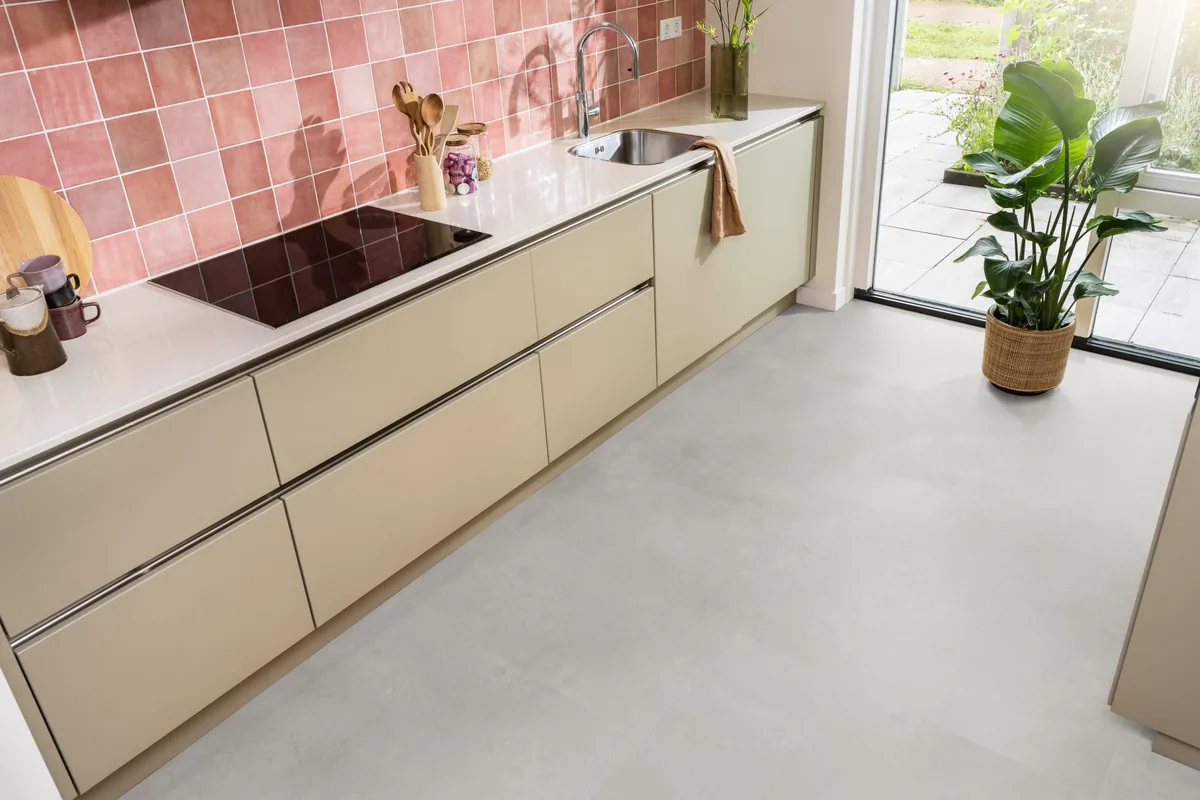 Southwark / Sarino grey, plak pvc in een keuken met een roze tegelwand en openslaande tuindeuren
