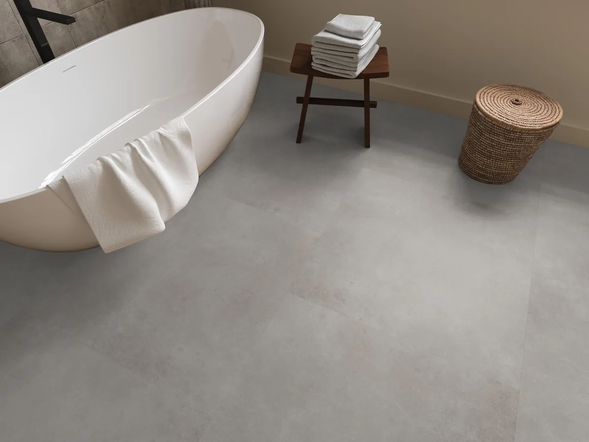 Southwark / Sarino grey, plak pvc in een badkamer, met een vrijstaand bad en een rieten wasmand