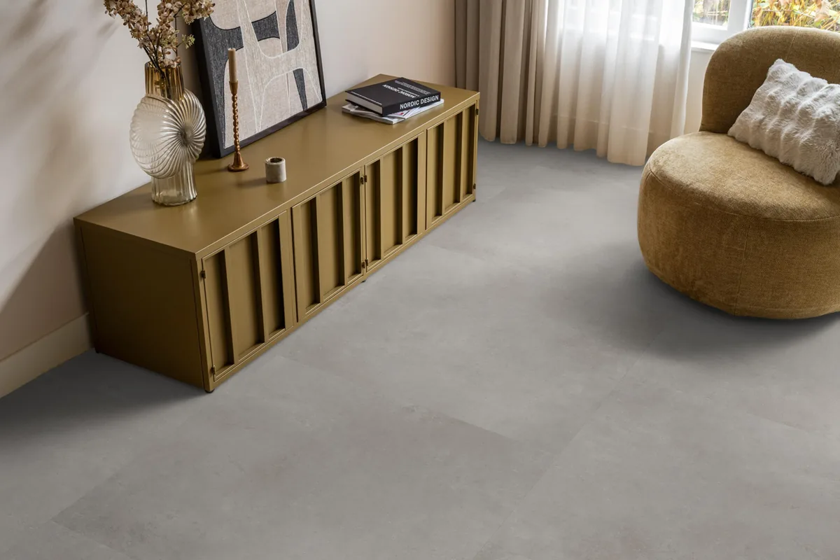 Southwark / Sarino grey, plak pvc in een woonkamer, met een okergeel dressoir en een ronde fauteuil