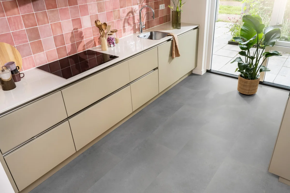 Southwark / Sarino dark grey, klik pvc in een keuken met een roze tegelwand en openslaande tuindeuren