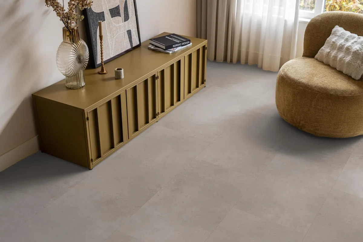 Southwark / Sarino light grey, klik pvc in een woonkamer, met een okergeel dressoir en een ronde fauteuil
