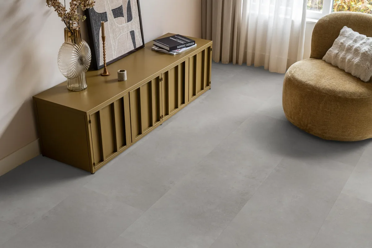 Southwark / Sarino grey, klik pvc in een woonkamer, met een okergeel dressoir en een ronde fauteuil