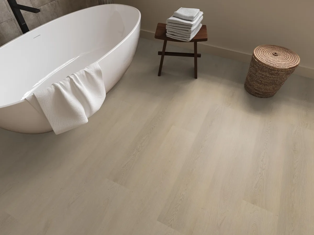 Merton / Navaro beige, plak pvc in een badkamer, met een vrijstaand bad en een rieten wasmand