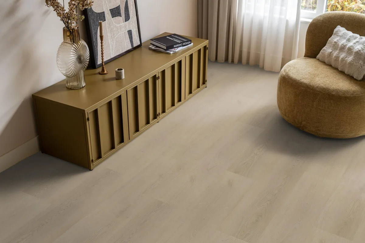 Merton / Navaro beige, plak pvc in een woonkamer, met een okergeel dressoir en een ronde fauteuil