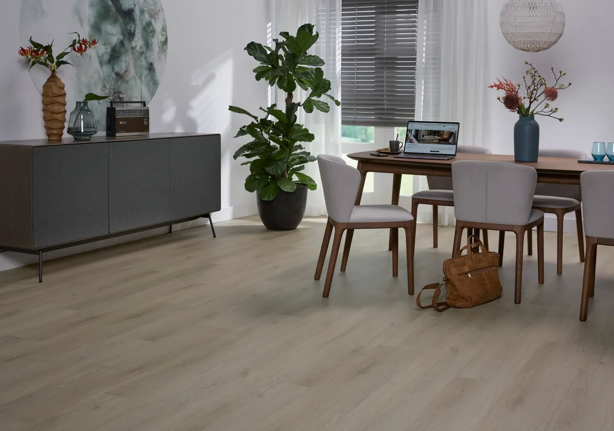 Merton / Navaro beige, plak pvc in een woonkamer, met een witte kastenwand en een lichte poef