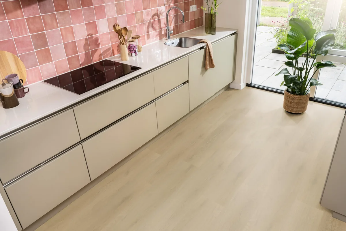 Merton / Navaro light oak, plak pvc in een keuken met een roze tegelwand en openslaande tuindeuren