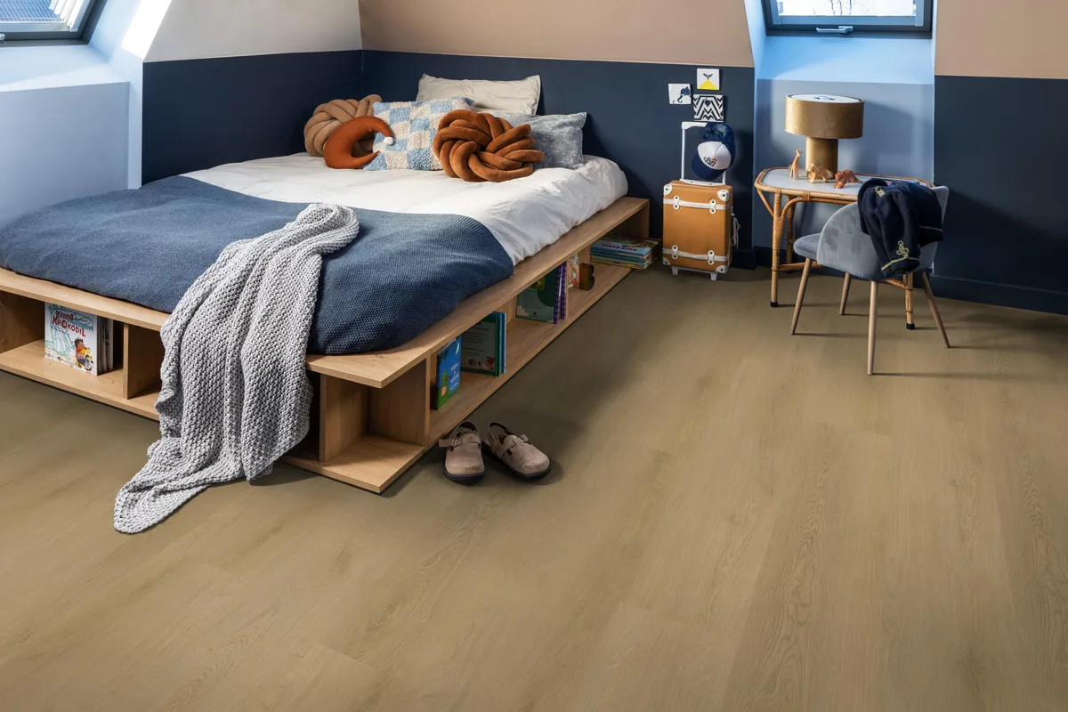 Merton / Navaro light oak, klik pvc in een slaapkamer onder een schuin dak, met een houten bedombouw en sloffen ervoor